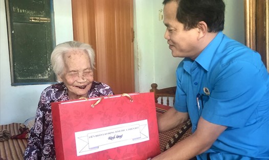 Chủ tịch LĐLĐ Thừa Thiên Huế - Lê Minh Nhân thăm, tặng quà cho Mẹ Việt Nam anh hùng Đặng Thị Sắc tại huyện Phong Điền.
