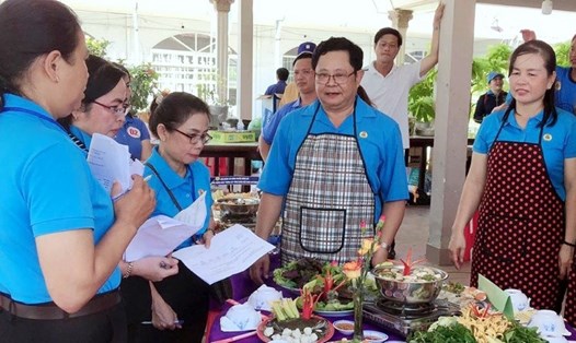 Chấm thi nấu ăn tại hội thi nấu ăn do LĐLĐ huyện Đông Hải, tỉnh Bạc Liêu tổ chức. Ảnh: Nhật Hồ