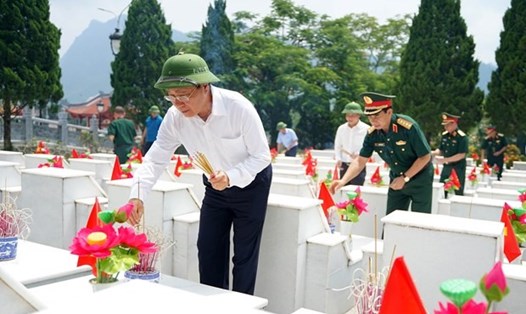 Phó Thủ tướng Thường trực Phạm Bình Minh cùng đoàn dâng hương tưởng nhớ các anh hùng, liệt sĩ tại Nghĩa trang Liệt sĩ  Quốc gia Vị Xuyên.
