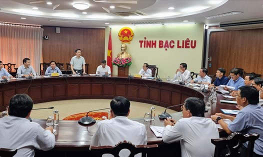 Phó chủ tịch UBND tỉnh Bạc Liêu làm việc với Ban quản lý Dự án Mỹ Thuận về công tác bồi thường tái định cư dự án cao tốc Cần Thơ - Cà Mau đoạn qua tỉnh Bạc Liêu. Ảnh: Nhật Hồ