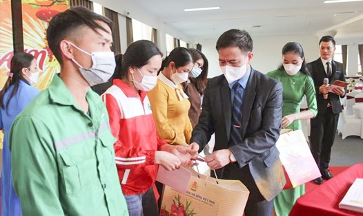 Ông Lê Thanh Hà - Chủ tịch LĐLĐ tỉnh Điện Biên trao quà cho CNVCLĐ trong chương trình "Tết sum vầy-Xuân Bình an".