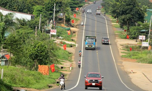 Các phương tiện tham gia giao thông trên tuyến Quốc lộ 14 đoạn qua tỉnh Đắk Nông. Ảnh: Phan Tuấn