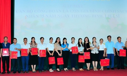 Đại diện lãnh đạo Công đoàn Viên chức tỉnh Ninh Bình tặng quà cho các đoàn viên, công nhân lao động là con thương binh, liệt sĩ. Ảnh: NT