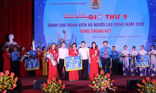 Ông Nguyễn Văn Cảnh - Chủ tịch LĐLĐ tỉnh Bắc Giang (hàng đầu, ngoài cùng bên phải) - trao giải Nhất cho đội Công đoàn ngành Y tế tỉnh Bắc Giang.