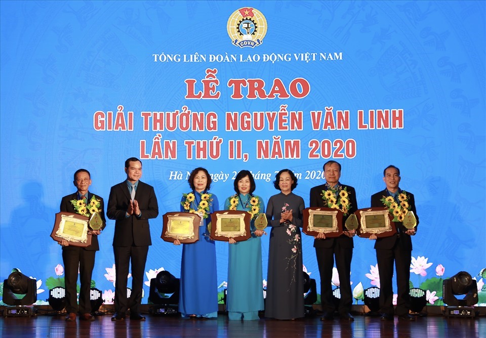 Tổng LĐLĐVN tổ chức trao Giải thưởng Nguyễn Văn Linh lần thứ III: Tôn vinh cán bộ Công đoàn có thành tích xuất sắc tiêu biểu, có nhiều sáng kiến, sáng tạo