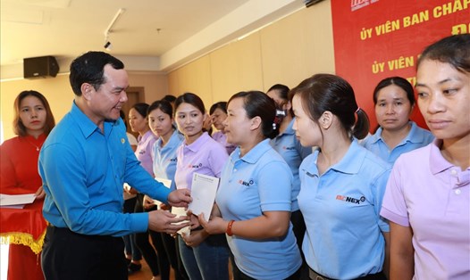 Chủ tịch Tổng LĐLĐVN Nguyễn Đình Khang thăm, tặng quà công nhân lao động tỉnh Ninh Bình. Ảnh: Hải Nguyễn