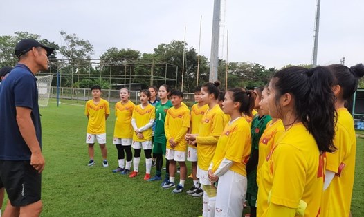 U18 nữ Việt Nam có buổi tập nhẹ, rút kinh nghiệm vào buổi sáng sau trận đấu gặp U18 nữ Indonesia. Ảnh: VFF