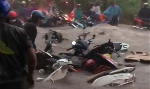Video ghi lại cảnh mưa ngập nước chảy xiết cuốn trôi xe máy của nhiều công nhân tan ca tại Khu công nghiệp Sông Mây. Ảnh cắt từ clip