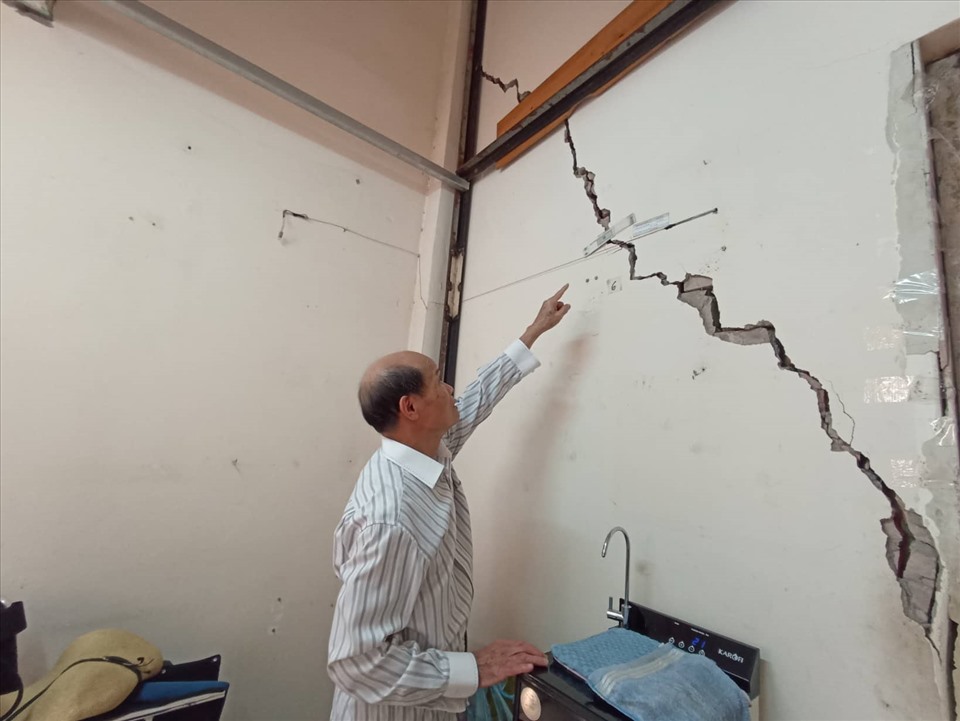 Ông Lê Hữu Đa (số nhà 15, ngõ 51 phường Văn Chương) lo lắng về tình trạng căn nhà của mình đang đứng trước nguy cơ đổ sập. Ảnh: Lan Nhi