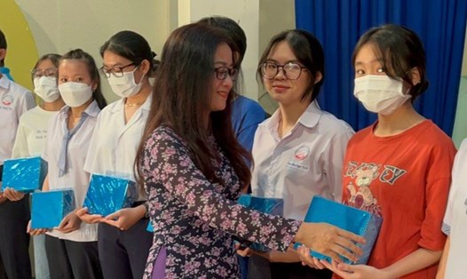 Trao học bổng Nguyễn Đức Cảnh cho các em học sinh ở TP.Bà Rịa. Ảnh: LĐLĐ
