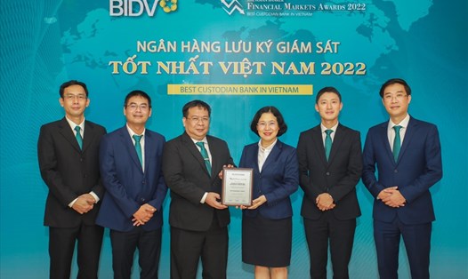 Đại diện BIDV nhận giải thưởng Ngân hàng lưu ký giám sát tốt nhất Việt Nam 2022