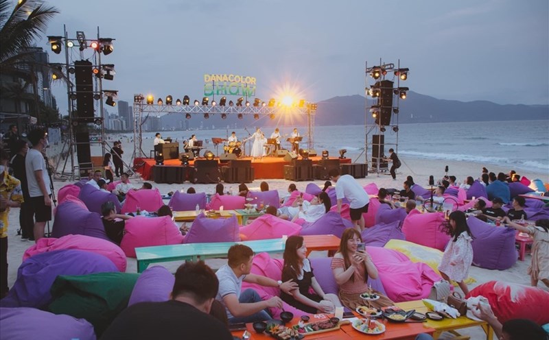 Sôi động các chương trình trải nghiệm bãi biển ở Đà Nẵng. Ảnh: MA