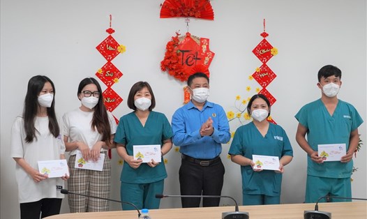 Ông Huỳnh Sơn Tuấn - Chủ tịch LĐLĐ tỉnh - thăm hỏi động viên đoàn viên, người lao động ngành Y tế dịp Tết Nguyên đán. Ảnh: T.A