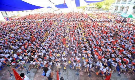 Hình ảnh một lễ khai giảng ở Hoàng Liệt, nơi có hơn 80 toà chung cư và hơn 8,5 vạn dân chen nhau sống trong chưa đầy 5km2. Ảnh: VNE