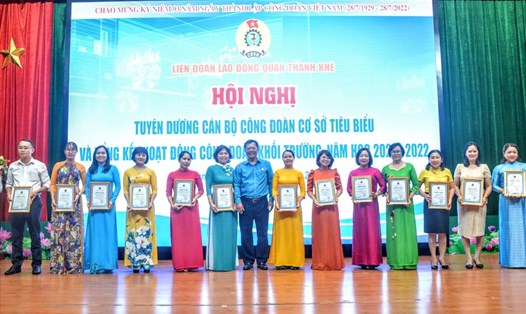 Chủ tịch LĐLĐ quận Thanh Khê Huỳnh Thanh Hải (đứng giữa) trao thưởng, tuyên dương các cán bộ công đoàn cơ sở tiêu biểu. Ảnh: TH