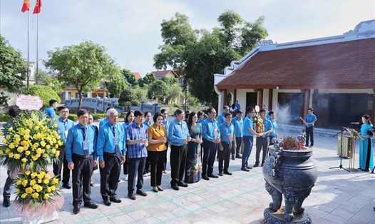Đoàn công tác của Tổng LĐLĐVN dâng hương tưởng niệm đồng chí Nguyễn Văn Linh. Ảnh: Tô Thế