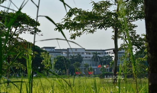 Công viên khu đô thị Việt Hưng, đối diện trụ sở Quận ủy, HĐND, UBND quận Long Biên.