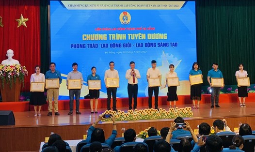12 "Lao động giỏi, Lao động sáng tạo" của tổ chức Công đoàn được Chủ tịch UBND thành phố Đà Nẵng tặng Bằng khen. Ảnh: Tường Minh