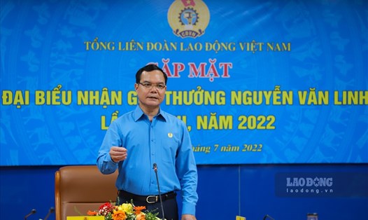 Chủ tịch Tổng Liên đoàn Lao động Việt Nam Nguyễn Đình Khang phát biểu tại buổi gặp mặt. Ảnh: Tô Thế