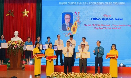 Liên đoàn Lao động thành phố Đà Nẵng trao "Giải thưởng 28 tháng 7" cho 50 Chủ tịch Công đoàn cơ sở. ẢẢnh: Tường Minh