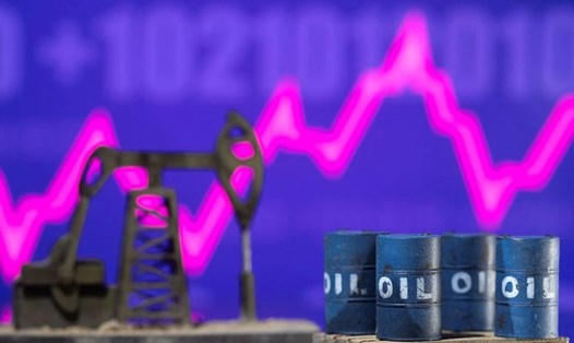 Lo ngại về suy thoái kinh tế và lãi suất tăng tiếp tục đè nặng lên giá dầu. Ảnh: Reuters