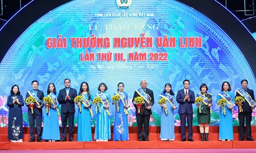 10 cán bộ công đoàn đạt Giải thưởng Nguyễn Văn Linh. Ảnh: Tô Thế