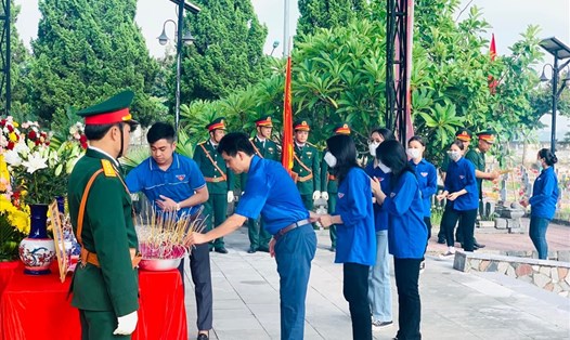 Hài cốt liệt sĩ Nguyễn Cảnh Nam được an táng tại Nghĩa trang liệt sĩ huyện Đô Lương (Nghệ An). Ảnh: MK