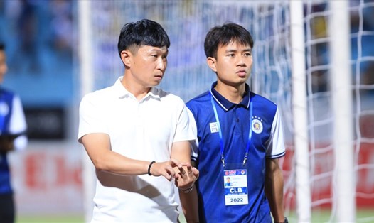 Huấn luyện viên Chun Jae-ho (trái) của câu lạc bộ Hà Nội vắng mặt trận đấu gặp Sông Lam Nghệ An do nhiễm COVID-19. Ảnh. HNFC