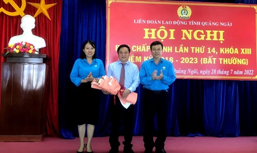 Thường trực LĐLĐ tỉnh tặng hoa chúc mừng ông Nguyễn Phúc Nhân trúng cử chức Chủ tịch LĐLĐ tỉnh.