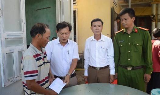 Chính quyền địa phương đến hỗ trợ, chia buồn với gia đình anh Lê Thùy.