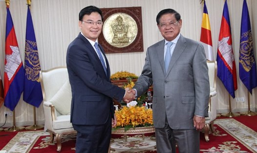Thứ trưởng Phạm Quang Hiệu chào xã giao Phó Thủ tướng, Bộ trưởng Bộ Nội vụ Campuchia Samdech Kralahom Sar Kheng. Ảnh: BNG