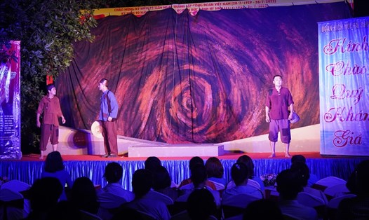 Vở kịch "Mặt trời quê hương" biểu diễn tối 28.7 tại Nhà tưởng niệm đồng chí Nguyễn Đức Cảnh. Ảnh: Mai Dung