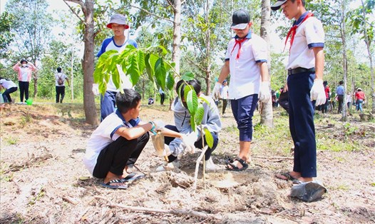 Các em học sinh trường THCS Mã Đà trồng cây xanh tại Khu bảo tồn thiên nhiên văn hoá Đồng Nai. Ảnh: Hà Anh Chiến