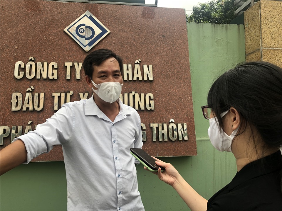 Ông Đoàn Hữu Quang – Giám đốc Công ty TNHH Quang Hoa-NG - trao đổi với phóng viên Báo Lao Động trước trụ sở Công ty Cổ phần Đầu tư Xây dựng và Phát triển nông thôn vào chiều 21.7. Ảnh: Bảo Hân