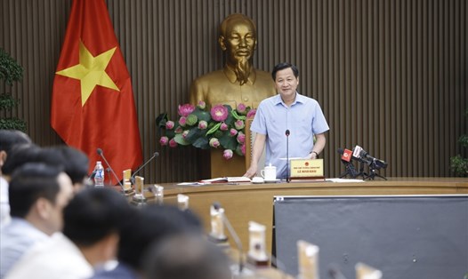 Phó Thủ tướng Lê Minh Khái yêu cầu các bộ, ngành hết sức sát sao, nắm bắt tình hình kịp thời, nhanh chóng xử lý các khó khăn, vướng mắc để đẩy nhanh tiến độ giải ngân gói hỗ trợ phục hồi kinh tế xã hội. Ảnh: Trần Mạnh
