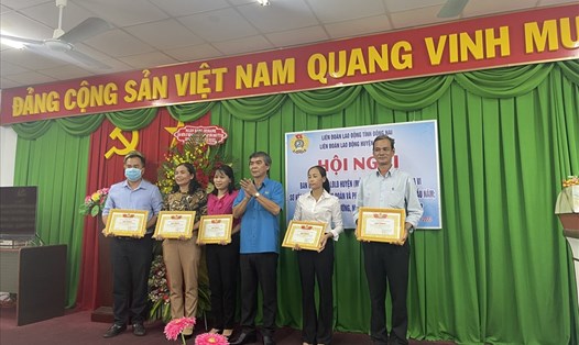 LĐLĐ huyện Xuân Lộc khen thưởng các tập thể cá nhân đạt thành tích cao trong chương trình 1 triệu sáng kiến. Ảnh: Hà Anh Chiến