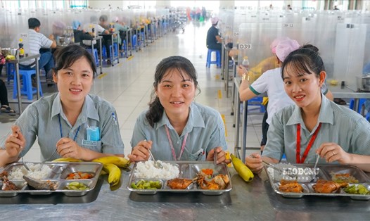 Đoàn viên, người lao động Công ty TNHH Lạc Tỷ II vui vẻ với những suất ăn đầy đủ dinh dưỡng.