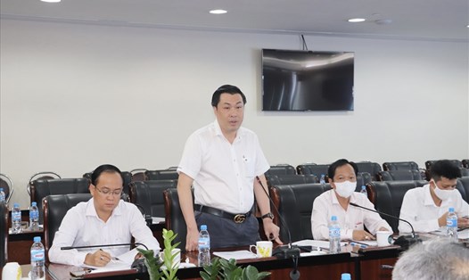 Ông Cao Văn Chóng - Phó giám đốc Sở VHTTDL Bình Dương báo cáo phương án đề xuất xây dựng Khu liên hợp Công nghiệp Thể thao Bình Dương. Ảnh: H.A