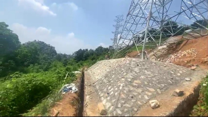 Phía nhà thầu đang tiến hành làm kè  rãnh thoát nước. Ảnh: Văn Đức.