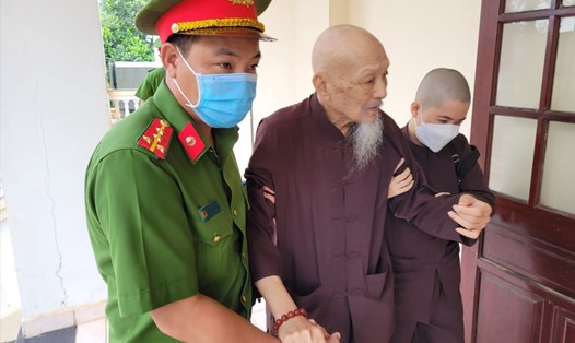 Bị cáo Lê Tùng Vân được đưa vào tham dự phiên tòa sơ thẩm xét xử vụ Tịnh thất Bồng Lai ngày 21.7. Ảnh: An Long