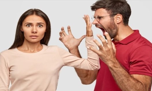 Cố gắng nói chuyện bình thường là một trong những cách người vợ nên làm khi bị chồng quát mắng. Ảnh: Bonobology