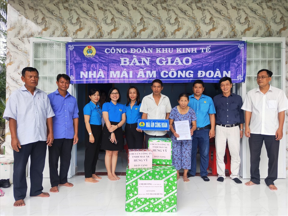 Công đoàn Khu Kinh tế tỉnh Trà Vinh bàn giao nhà Mái ấm Công đoàn cho đoàn viên tại Chi nhánh Công ty TNHH may XK Hùng Vỹ. Ảnh: Trí Dũng