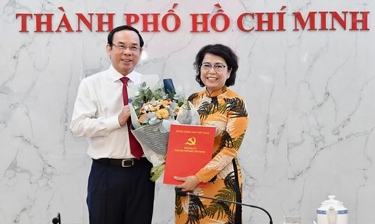 Bí thư Thành ủy TPHCM Nguyễn Văn Nên trao quyết định cho bà Tô Thị Bích Châu. Ảnh: VIỆT DŨNG