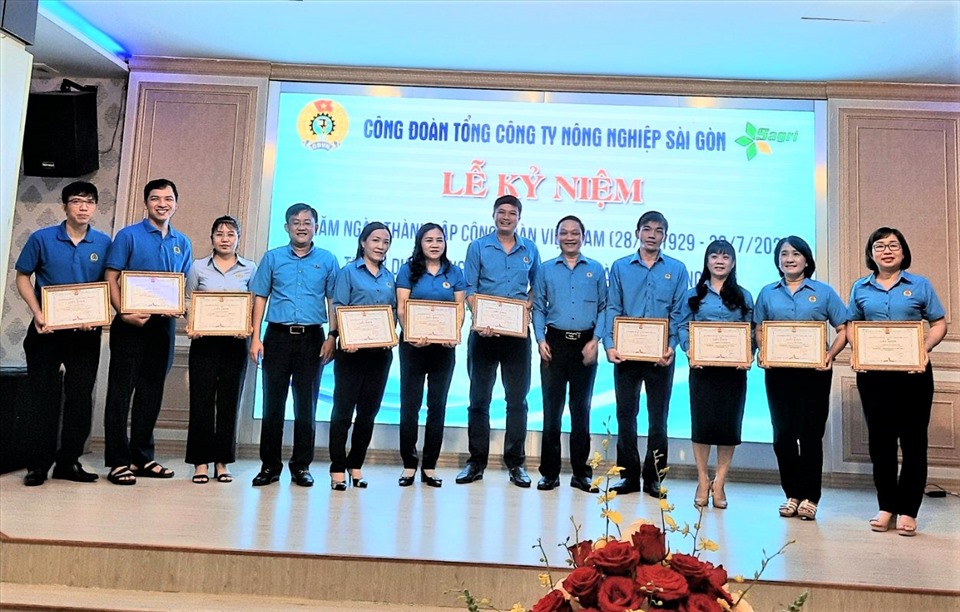 Các cán bộ công đoàn Sagri được tuyên dương "Người cán bộ công đoàn của chúng tôi". Ảnh: Đức Long