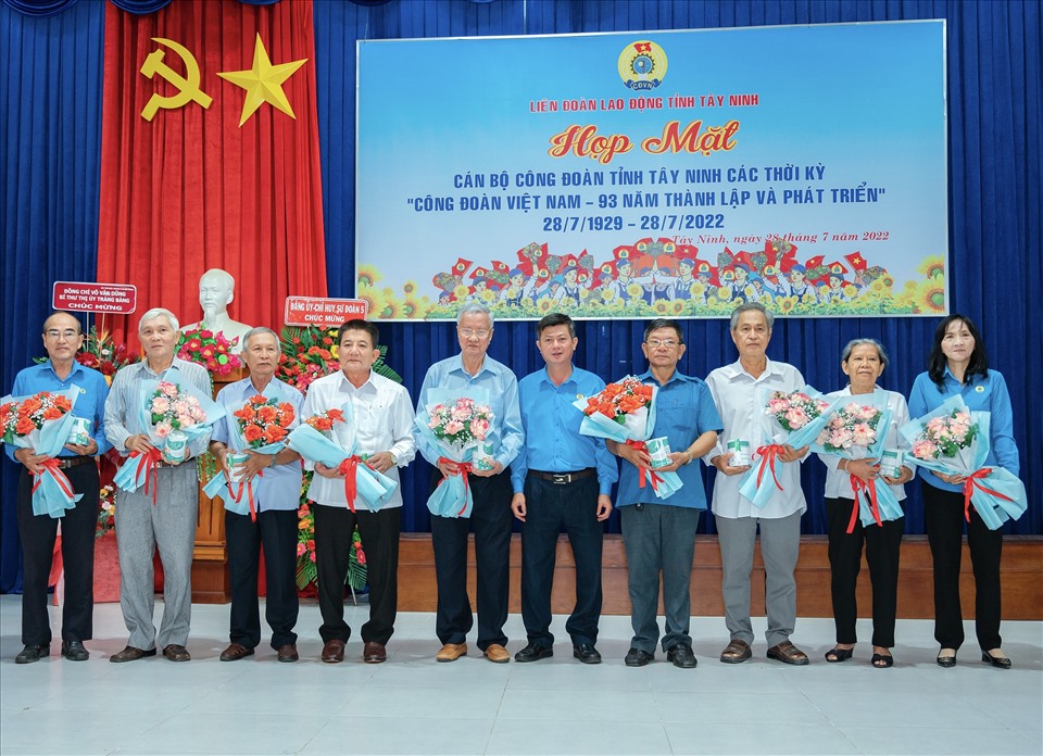 Ông Trần Lê Duy –Chủ tịch Liên đoàn Lao động tỉnh Tây Ninh tặng hoa, quà cảm ơn các đồng chí nguyên lãnh đạo Công đoàn Tây Ninh các thời kỳ. Ảnh: M.T