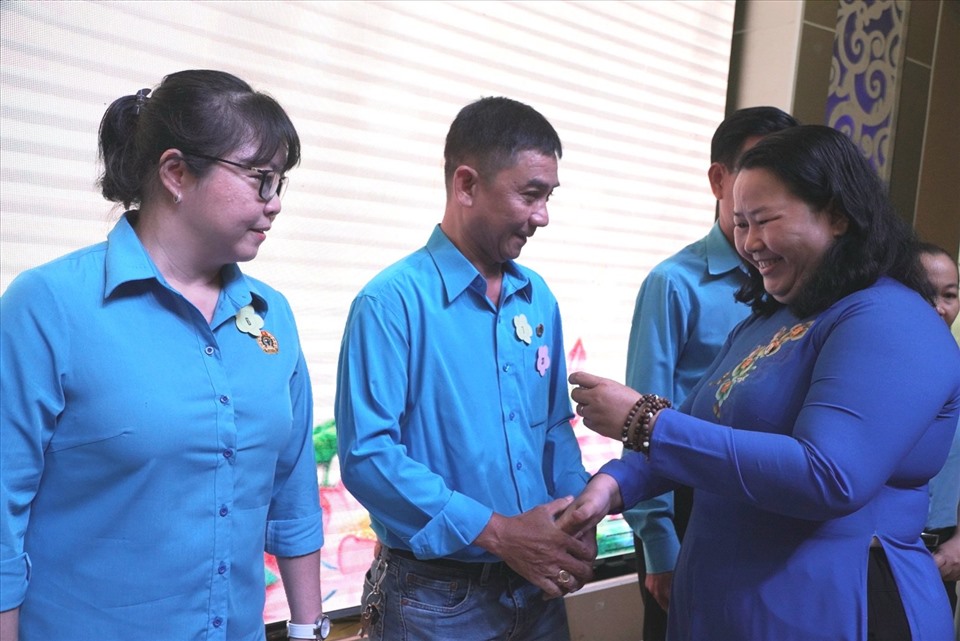 Bà Lê Thị Kim Thúy, Phó Chủ tịch LĐLĐ TPHCM trao kỷ niệm chương cho các cá nhân có nhiều cống hiến. Ảnh: Chân Phúc