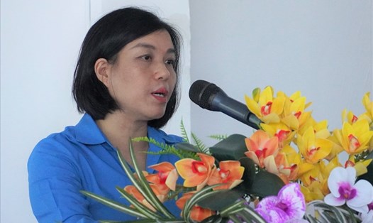 Bà Hồ Thị Kim Ngân - Phó Trưởng Ban QHLĐ, Tổng LĐLĐ Việt Nam phát biểu tại buổi tập huấn công tác ATVSLĐ. ẢNh: T.A