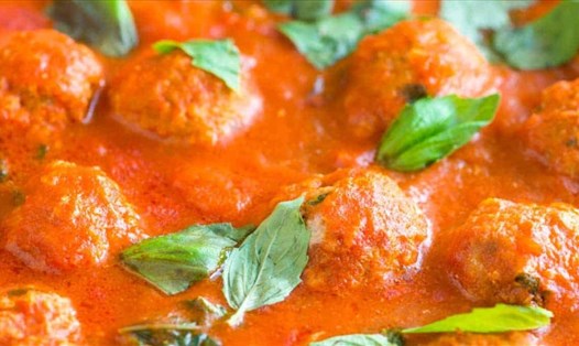 Món thịt viên húng quế cà chua thơm ngon có thể được sử dụng cho bữa tối của gia đình bạn. Ảnh: Inspired Taste