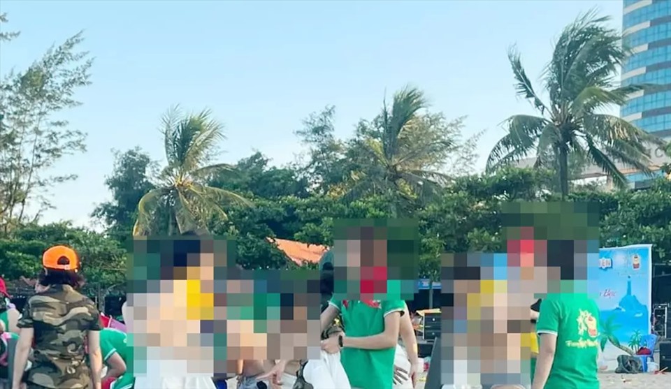 Gái xinh cởi áo khoe ngực - Xu hướng sexy gây tranh cãi trong xã hội hiện đại