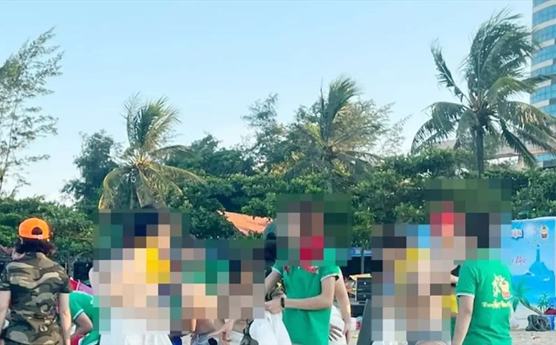 Gái xinh cởi áo khoe ngực - Xu hướng sexy gây tranh cãi trong xã hội hiện đại 3 Gái xinh cởi áo khoe ngực - Xu hướng sexy gây tranh cãi trong xã hội hiện đại